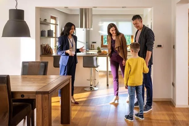 Agent immobilier réalisant une visite de maison