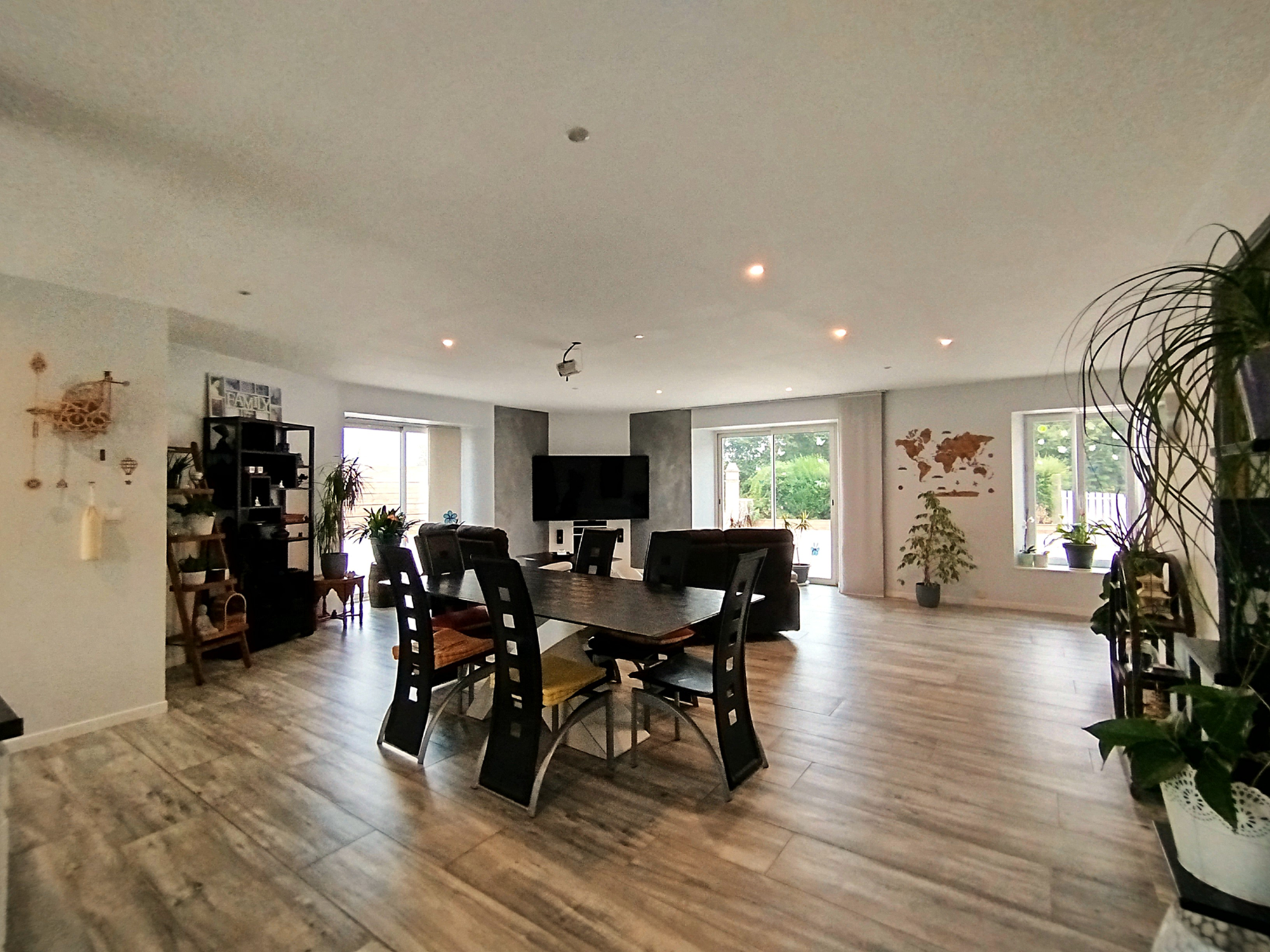 Séjour et salle à manger aux volumes généreux, baignés de lumière naturelle, dans une maison familiale à vendre près de Cherbourg-en-Cotentin