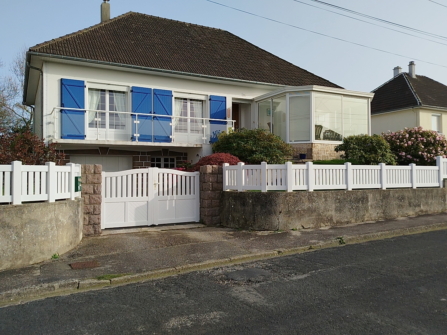 Maison familiale dans un quartier résidentiel de Cherbourg-en-Cotentin en Normandie.