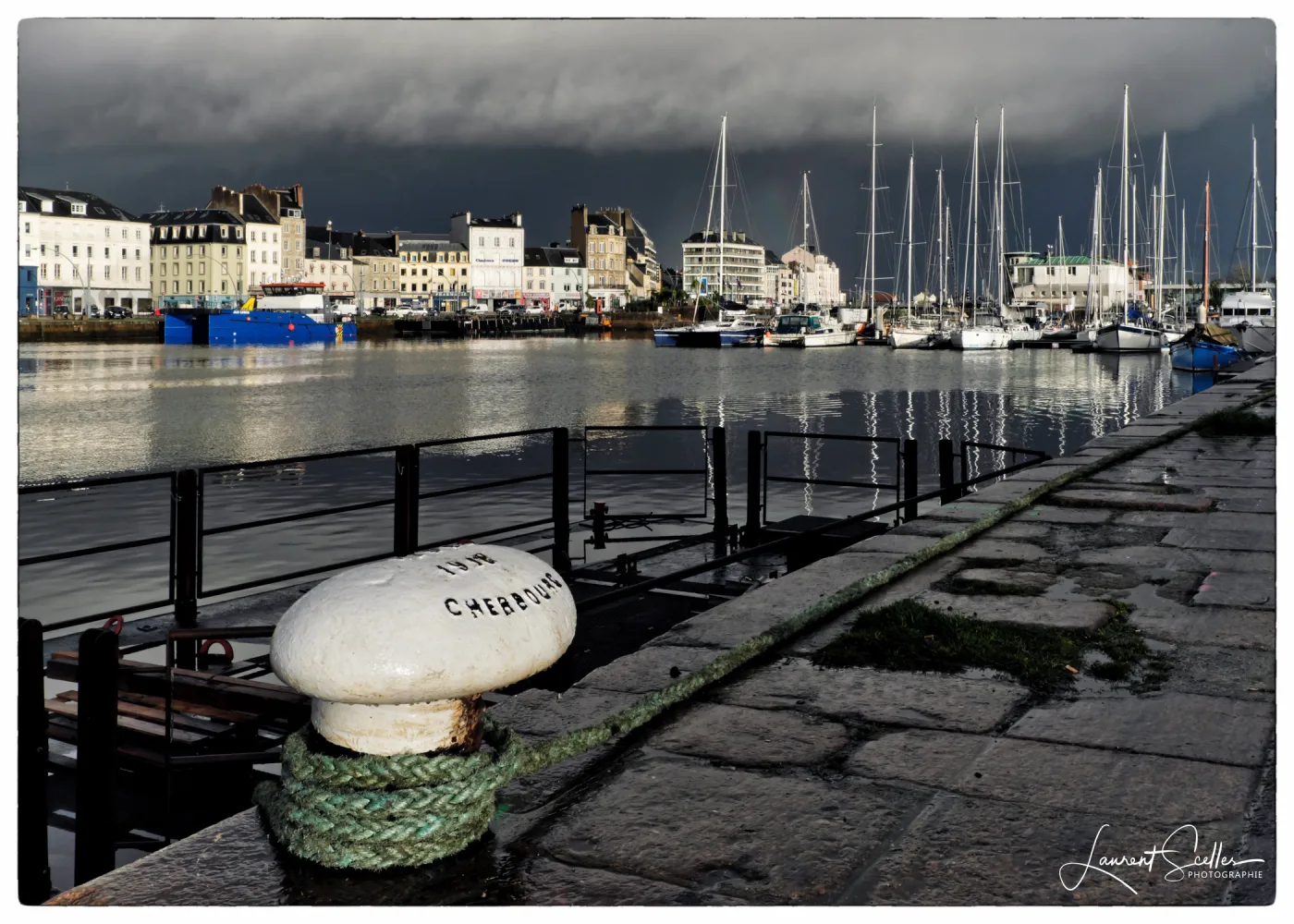 Port de Cherbourg-en-Cotentin dans la Manche avec vue sur la rade et le littoral du Cotentin