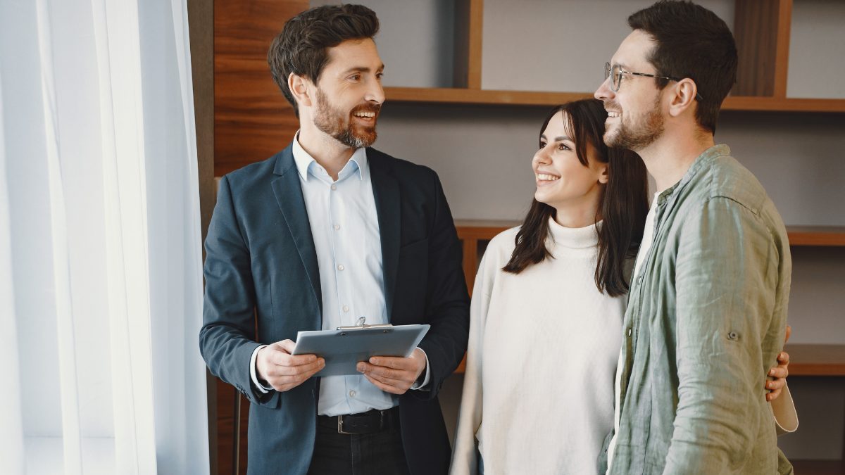Mandataire immobilier consultant un client
